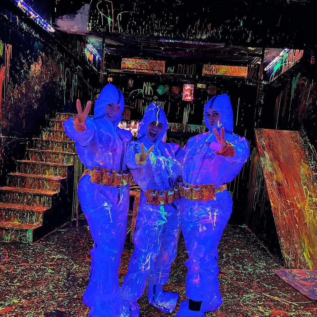 NeoAxe Combo Neon Room + Axe Throwing For Kids and Adults - Splashit