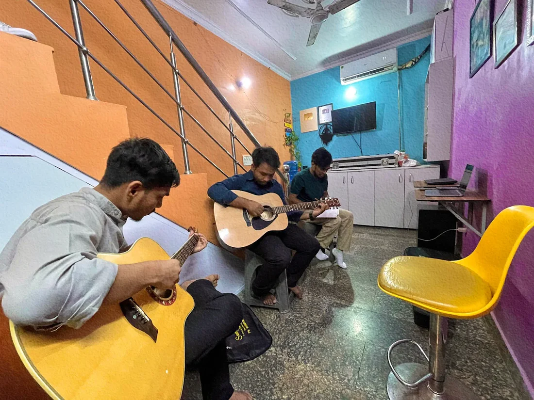 Guitar Classes For Adults - Image 1